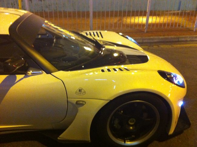 またもや見かけたオモチャみたいな車。車好きなら車種分かるんでしょうね。私にはオモチャの車にしか見えない。すみません。