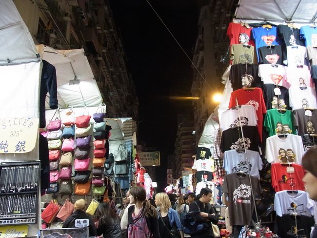 山のように、壁のように？商品がぶら下がっています。<br />同行者がかなり値切ってましたが、意外や結構あっさりと<br />やすくなりました。中国の原価は一体いくらなのか？<br />驚いてしまいます。あきらかに観光みやげ品なんですが、<br />それにしても安すぎて。。。