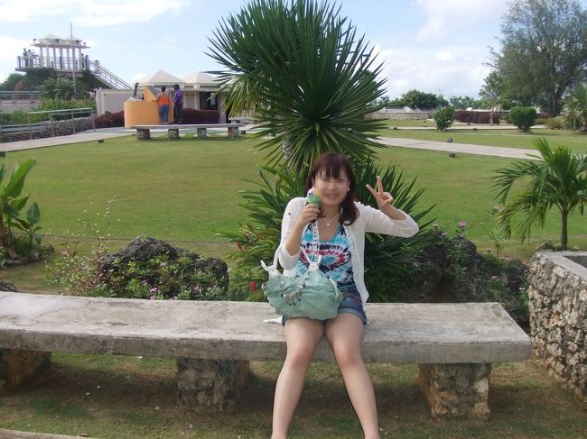 怪しい色のアイスを食べました。