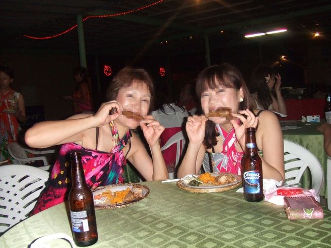 スペアリブを豪快にガブリ(*^皿^*)