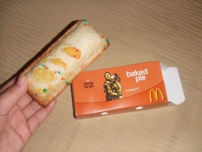 夜食にマックのパイを食べました。<br />なんか色が付いてた(笑)