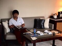 飛行機は15分ほど早着。ジ・アッタテラス クラブタワーズの宿泊プランに含まれている送迎車で、11時半に那覇空港を出発し、沖縄自動車道(那覇I.C.〜屋嘉I.C.)を利用して、約1時間でホテルに到着(屋嘉I.C.を利用できるのは、那覇方面から来た時と、那覇方面へ向かう場合のみ)。

チェックイン・タイムは14時ですが、ロビーでグアバ・ベースのウェルカム・ドリンクをいただき、すぐに部屋に案内してもらうことができました。さっそく1階の客室「プレミアガーデン」のリビングでくつろぐ悠佑。