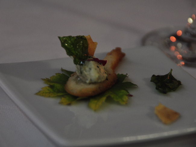 初めの一皿。<br />スプーンの形のマッシュルームに<br />ハーブ入りの濃厚なチーズ。<br /><br />