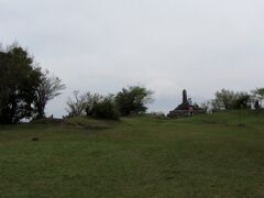 足柄峠の足柄城址
石碑の向こうに富士山が･･･曇ってよく見えない(残念！)