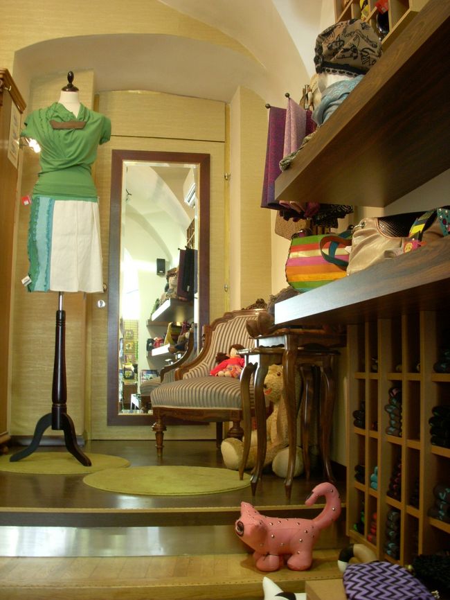 若手デザイナーさんのショップ。<br /><br />【ika za piko nai】<br />住所：Ciril-Metodov trg 13 1000 Ljubljana <br />tel: +386 (0) 1 232 17 43<br />URL:http://trgovina-ika.si