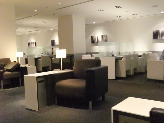 検査場を抜けるとラウンジの入り口。<br />i-phoneの充電をしつつまったり。