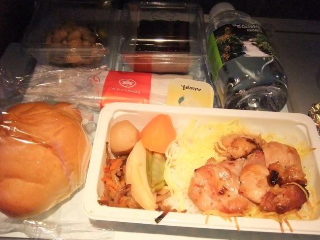 うっかり座席指定をするのを忘れてて、当日チェックイン時にはすでに真ん中の席しか空いてなかった・・・★★<br /><br />しかも福岡空港のカウンターのお姉さんはシートの配列は2-5-2だと思われます。って言ってたから５席の真ん中だったらキビシイな〜と思っていたら、3-3-3だったので、まぁ許容範囲。<br /><br />てか何を見て2-5-2だと？！<br /><br />