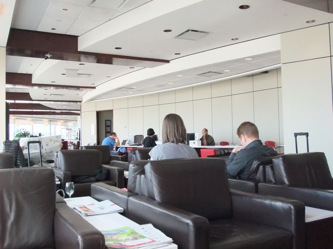 少し早くラウンジを出て、空港を散策することにした。