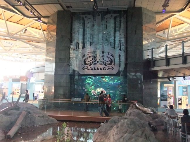 去年の２月以来、２回目のバンクーバーの空港。<br />乗継ならありだなと思っていたけど、ホントに乗継で使うことになるとは思わなかった。笑<br /><br />