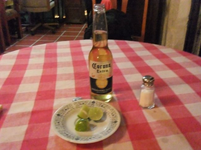 チェックイン後、宿のレストランで軽く食べることに。