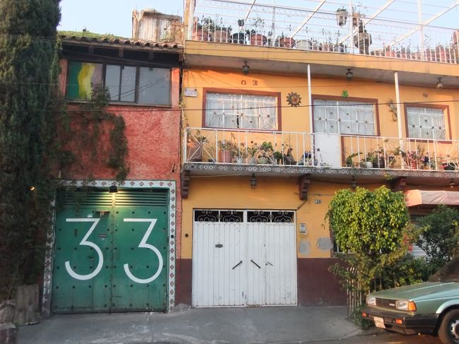 宿の外観。<br />女性４人ドミで１泊1,000円くらいだった。<br /><br />１泊目はメキシコシティで乗継と思われるお客さんがいたようだけど（私が寝てる間に入室＆退室したっぽくて出会わなかった）、２泊目が１人で貸切だった。