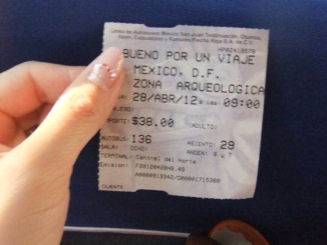 チケットは38ペソでした。<br />歩き方より値上がりしていました。<br /><br />座席指定のようだったけど、途中から地元客も乗ってきた。