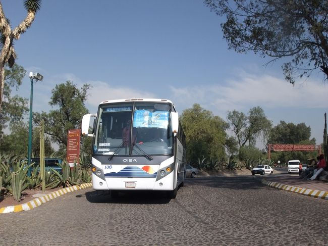 １時間ほどでピラミッドへ到着。<br />運転手さんが「ピラミッド！」と叫ぶのでわかりやすい。笑<br /><br />隣の席のおばちゃんも、私が明らかに観光客なので「ここだよ！」と教えてくれた。