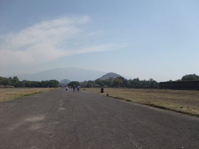 ピラミッドは・・・遠っっ！！！<br /><br />ひたすら歩いて行きます。