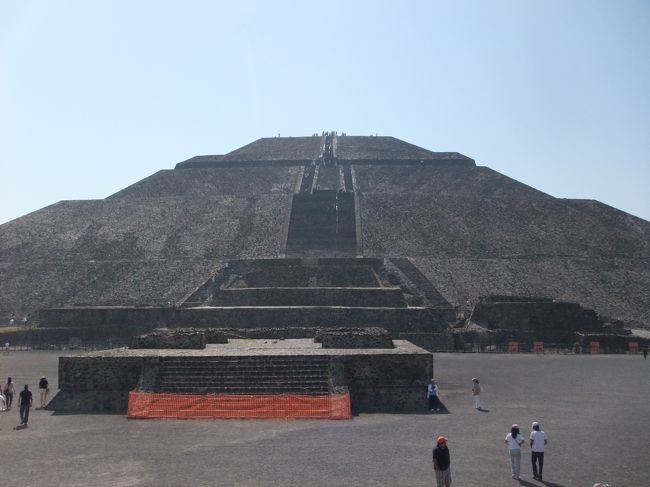 太陽のピラミッド。<br />登るには明らかに高すぎる！