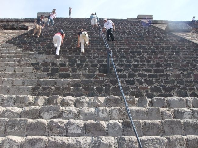 高い所が苦手な私は、月のピラミッドに狙いを定めた。。<br /><br />でも、こんなに急な階段登れない！（というか降りられない！泣）