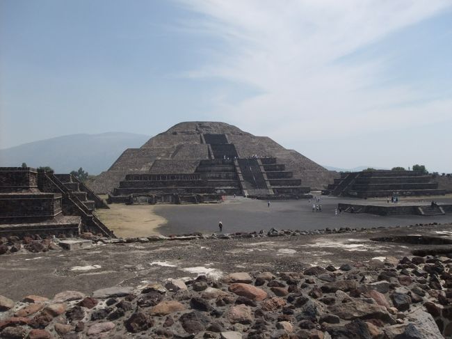 ゼィゼィ言いながらやっとの思いで降りて、ピラミッドの陰でしばし休憩。<br /><br />