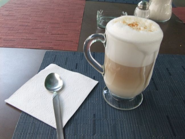 疲れたのでカフェでカプチーノ。<br />