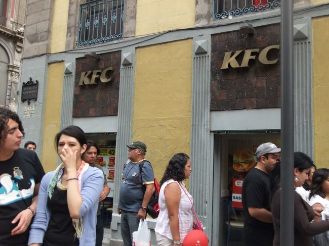 ４時半をまわっていたので、ソカロへ移動。<br />ケンタもマックもありました。