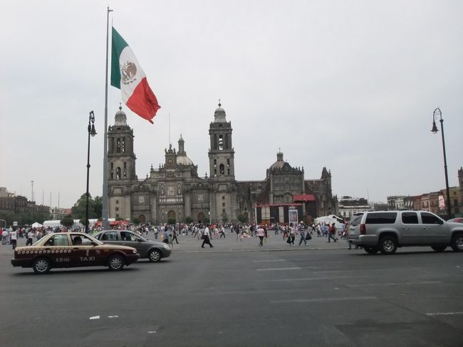 ここがソカロ。<br /><br />メキシコの国旗が思っていたよりかなり大きくてビックリした。<br />到着時は風が吹いていなかったので、休憩がてら国旗がなびくのをしばし待ってやっと撮れた。<br /><br />メキシコの国旗ってかっこいいなぁ☆