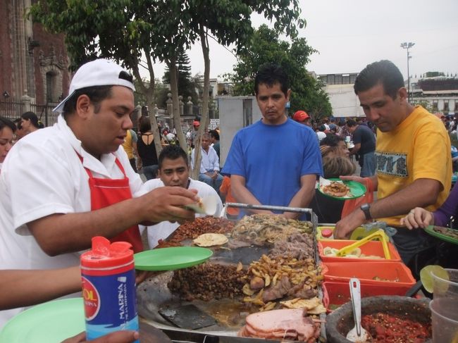 眠くて仕方がないので、屋台でタコスを食べて宿に戻ることに。