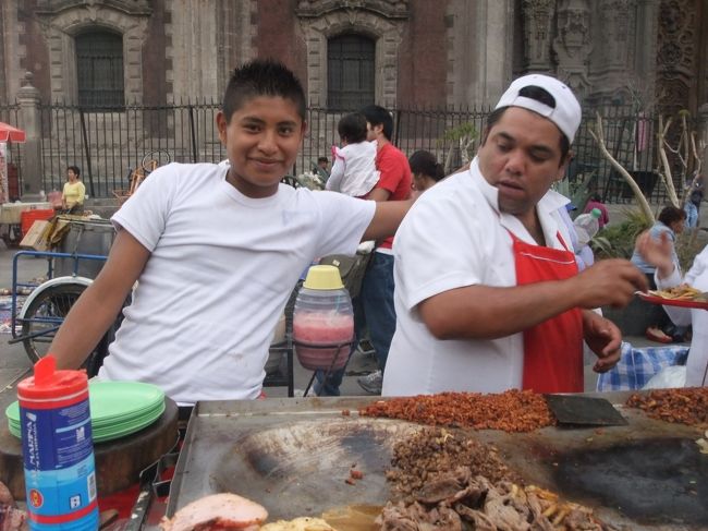 タコスをひたすら焼くおじさんと、客引きのお兄さん。<br /><br />おじさん忙しいんだって。笑