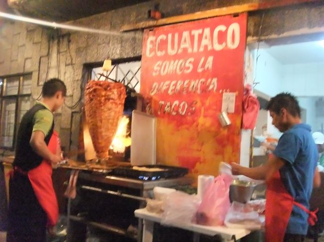 帰りは地下鉄を乗り継いで空港駅へ。<br />ケバブ屋さんも多かった。<br /><br />ちなみに空港から宿は歩いて10分だった。笑<br />シャワーを浴びて寝ようと思ったら、宿に日本人男性がいて少しおしゃべり。<br />彼はメキシコは２回目らしい。<br />南米や中米あたりに行く人って、私がまだ行ったこともどこにあるかわからない国なんかにも行っていて、話してて楽しい。