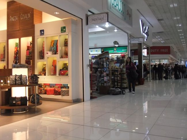 ３日目は６時前に起きて、歩いて空港へ。<br /><br />この空港、結構横に長いなぁ！<br />郵便局にポストカードを出しに行ったら、往復するのに結構時間がかかった。