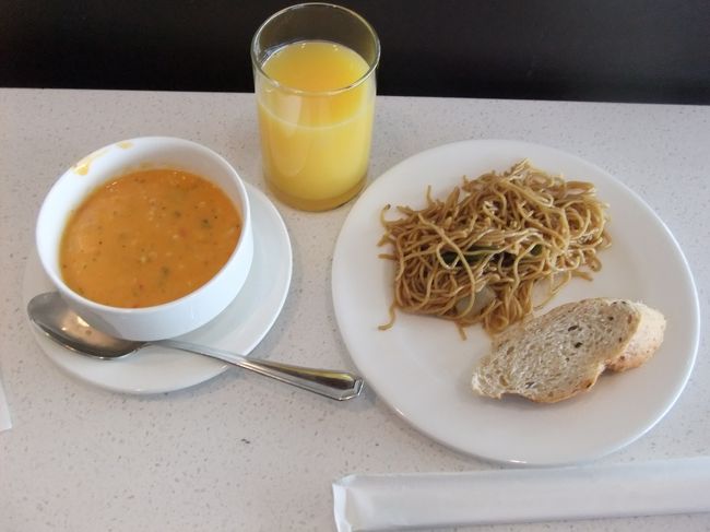 帰りのバンクーバーの乗継の審査は大変だった。<br /><br />・２日間でなぜメキシコに行ったのか。<br />・４日間しかないのになぜメキシコに行ったのか。<br />・たくさん旅行しているが、全部自分で旅費を払ったのか。<br />・何の仕事をしているか。<br />・年収はいくらだ？！<br /><br />等、散々質問した挙句に「あなたを怪しいと思っている」と。<br />そんなこと言われても困るんだけど・・・<br /><br />同じようなやりとりを何度かして、やっと解放された。<br /><br />疲れた〜。<br />ラウンジで休憩。左のリゾットがトムヤム風でめちゃおいしかった！