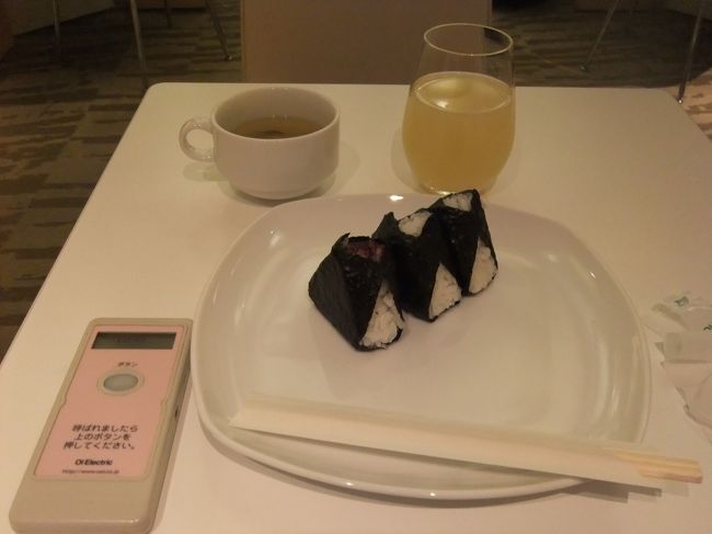 アライバルラウンジで休憩。<br />国内線乗り継ぎの場合は使えます。<br />シャワー浴びたかったけど、時間切れ。<br /><br />やっぱりお味噌汁とおにぎりはいいねぇ♪<br /><br />無事４日間でメキシコシティに行けたことに感謝！（モンゴルがややトラウマ）<br />特にマイル発券だったので、今回かかった旅費は３万円足らず。<br />福岡までの新幹線代が一番高かった・・・笑<br /><br /><br />また中南米行きたいな〜！