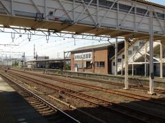 清水駅まで再び清水港線の廃線跡を歩いて、戻ります。
駅までは１キロちょっと。昼食後にはちょうど良い運動です。

清水駅からは静岡方面ではなく、熱海方面へ。
帰りは新幹線ではなく、在来線です。
在来線で帰る理由は、節約の為もありますが、まだ目的が残っているから。

その目的の為に、熱海行きの普通列車を、途中下車します。

下車したのは、清水から７駅目の吉原。そう、岳南鉄道に初乗車の為です。
ＪＲのホームの先っちょに古めかしい駅舎が見えます。
それが、岳南鉄道の吉原駅です。