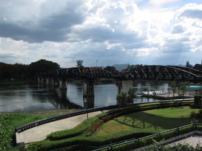 クウェー川鉄橋に到着ししばし時間を過ごす。<br /><br />列車が通るときに人が避けるスペースなど実際行ってみた。<br />タムクラセーまで行くときに列車の車窓より景色は見ていたけど、実際歩いてみてしっかり建設されている印象。<br /><br />橋に日本の会社の刻印があった。