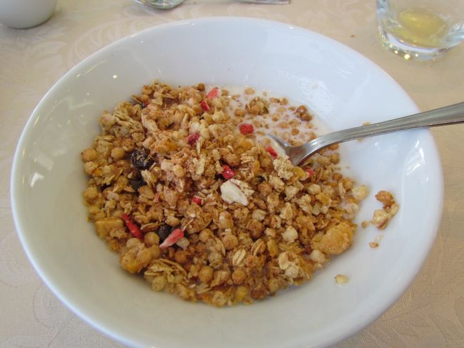 ★Best Western Premier Hotel Slon★<br />旅行の時は朝ごはん沢山食べるから、その分早く朝食に行こう…と思っていたのに、結局あまり余裕がなく、慌てて食べる。シリアルにフルーツやナッツを入れているから、噛み応えがあって…急いでいるのに、なかなか進まない。