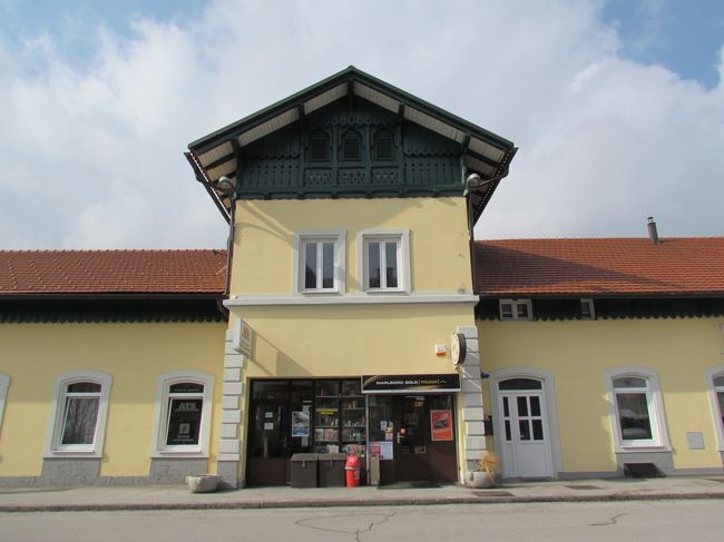 ★Lesce Bled駅★<br />1時間40分くらい、10時前に駅到着。淡いイエローの小ぢんまりした駅舎。
