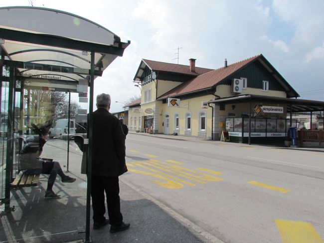 ★Lesce Bled駅前のバス停★<br />ここから湖まではバスで行く。駅を背に左手へ行った方にバス停があり、すぐにわかった。けっこう本数はあるようなので、ぼーっと待っていると…
