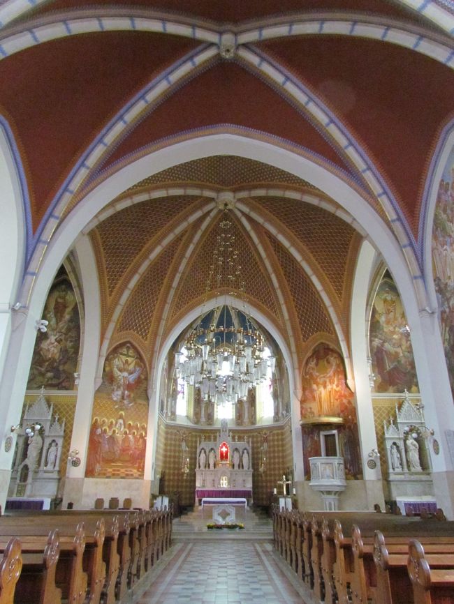 ★聖マルティヌス教会★<br />内部はこんな感じ。それほど大きくはないけど、けっこう明るい。<br />