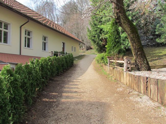 ★ブレッド城への道★<br />教会を出て、地図を見る…が、イマイチよくわからない。人に聞こうにも、人が歩いていない。うーん。行ったりきたりして、結局さっきのワンちゃんの家の前を曲がっていくことにした。で、どうもこれが正解だったみたい。ちなみにワンちゃんはもういなかった。残念。