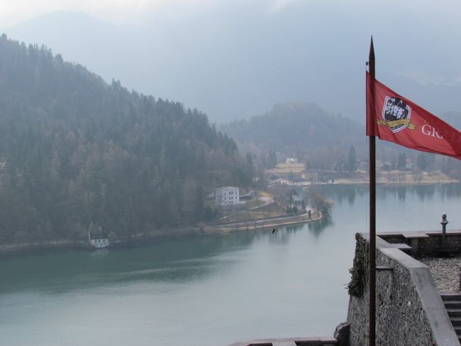 ★ブレッド城★<br />そして、ブレッド湖！さて、ブレッド湖を見渡せる展望台へ向かいます。