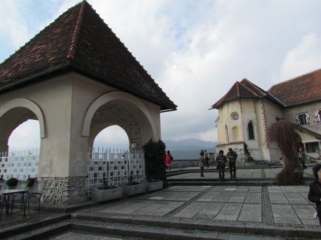 ★ブレッド城★<br />そして、展望台。団体グループと時間が重なると、ものすごい混雑。実は私も少し時間が重なり、お手洗いに行ったりして空くのを待っていた。