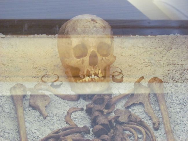 ★ブレッド城★<br />ミイラもあった。女性で、アクセサリーをつけている。イヤリングと、手には指輪もしていたようだ。