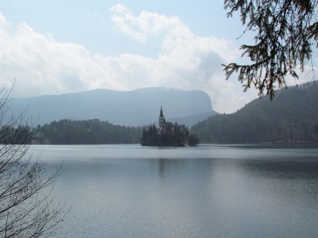 ★ブレッド湖★<br />でも、のんびり湖を見ながら歩くと気持ちい。