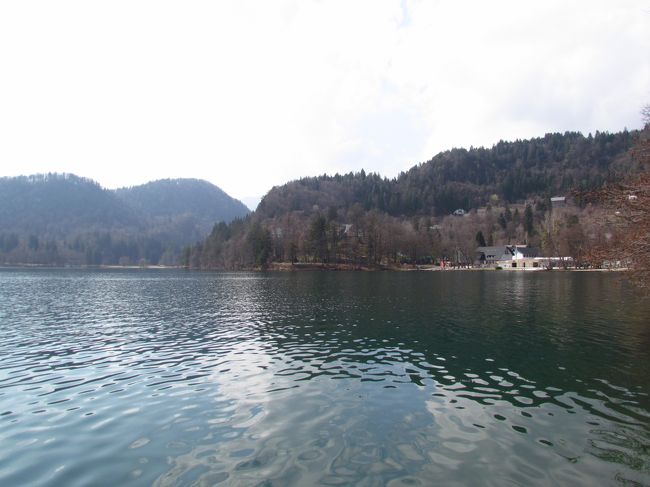 ★ブレッド湖★<br />小島よりもっと奥の辺り。何か湖に面した建物が見える。