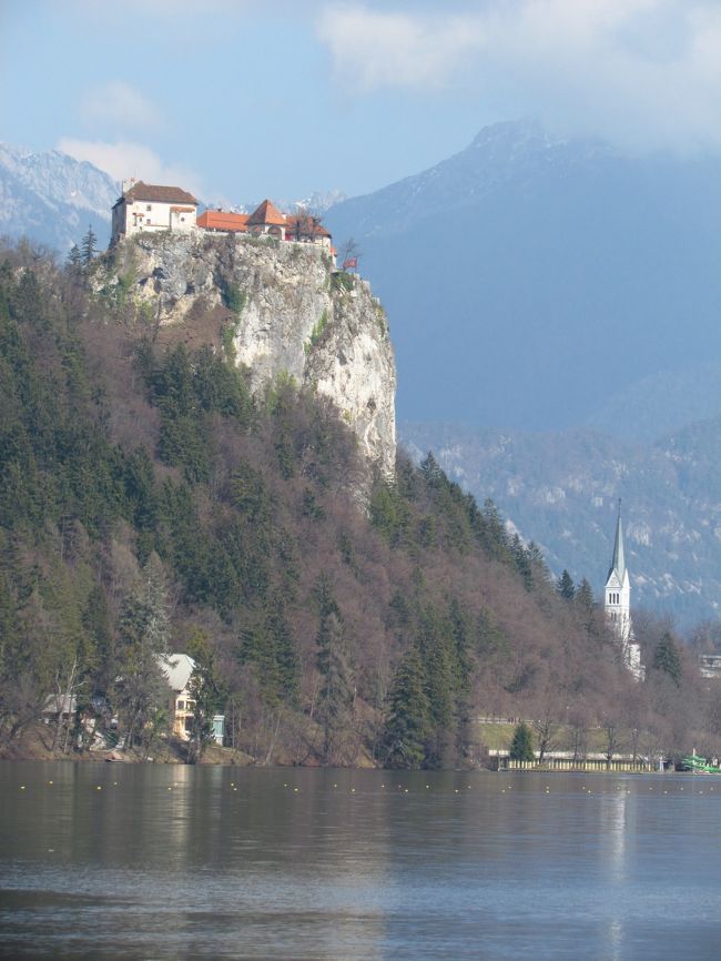 ★ブレッド城★<br />こうやって見ると、お城が崖の上にたっているのが良くわかる。右下に見えるのは、最初に行った聖マルティヌス教会。