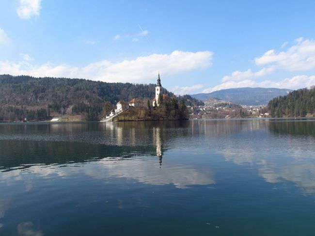 ★ブレッド湖★<br />ボートの音がしたから、乗り場かなって思ったら、どうも作業用のボートだった。もうボート乗り場無いのかなぁ。地図には書いてあるけど…