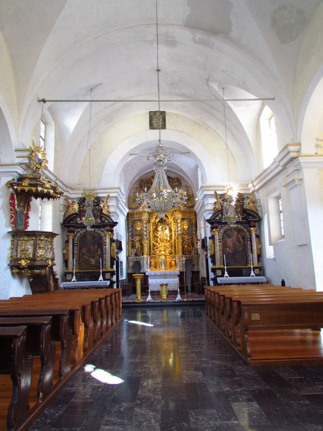 ★聖母被昇天教会★<br />小さい教会だけど、白くて明るい内部。