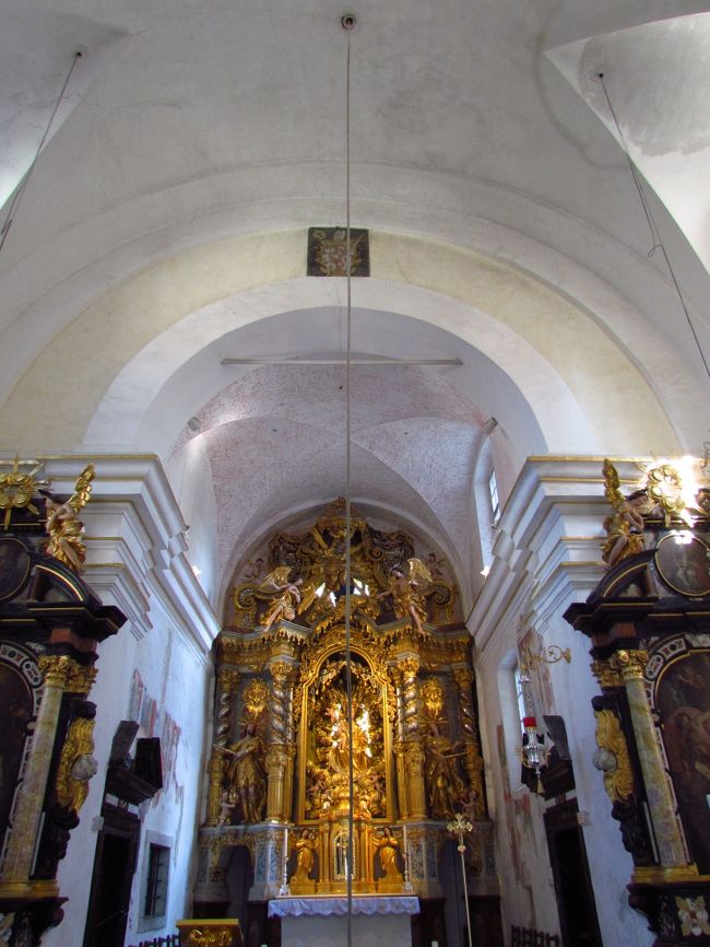 ★聖母被昇天教会★<br />そうそう、ここには鐘があるのだ。上から紐がたれていて…