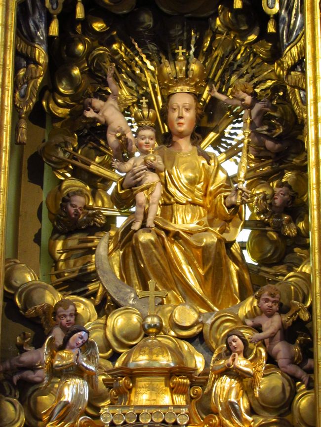 ★聖母被昇天教会★<br />時間も残り少ないし、ボートは多少待ってくれると思うけど、私も島内で見るものもないし、再び教会内部に戻ってみた。<br />…高校生、全員鐘を鳴らし、そのつど写真を撮っている。女の子とかは、3人くらいで鳴らしたりして。もう、みんなさっさと済ましてよ！とイライライライラ…。