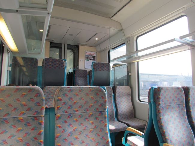 ★車内★<br />駅で待っている時間に何かないかと思ったけど、駅併設のカフェもちょっとイマイチ。バスで駅に着く前にスーパーがあったけど、そこまで戻るのはちょっと大変だし、しょうがない、リュブリャナに戻ってから食べよう。