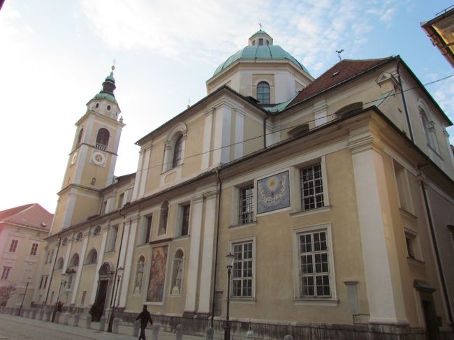 ★リュブリャナ大聖堂★<br />この日はリュブリャナ最後の夜なので、まだ行っていない場所を回ります。まずは、大聖堂。ガイドブックには特になにも書いてないので、あまり重要じゃないかもしれないけど、とりあえず行ってみよう。