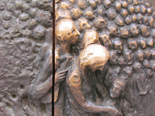 ★リュブリャナ大聖堂★<br />金色に輝いている部分が、みんなが触る取っ手部分。あまり期待せずに中に入ると…